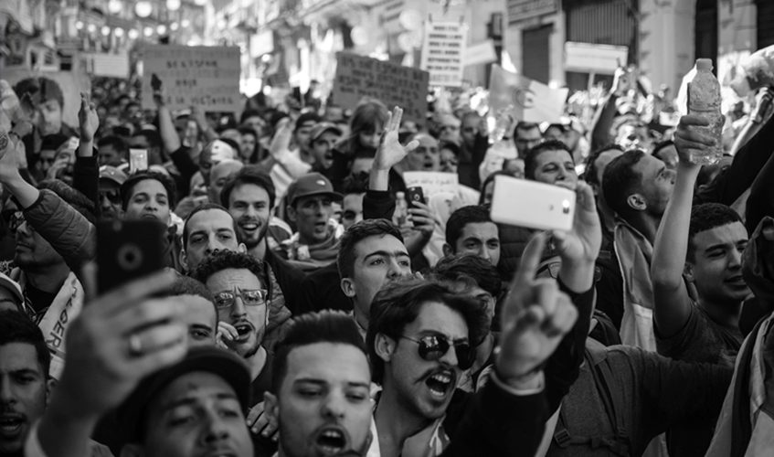 multidão na rua - a turba ataca até a mãe